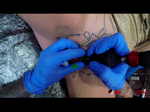 ❤️ Ekstreme tatuita varmulo Sully Savage ricevis tatuon sur sia klitoro ❤️❌ Bonega porno ĉe ni ❌